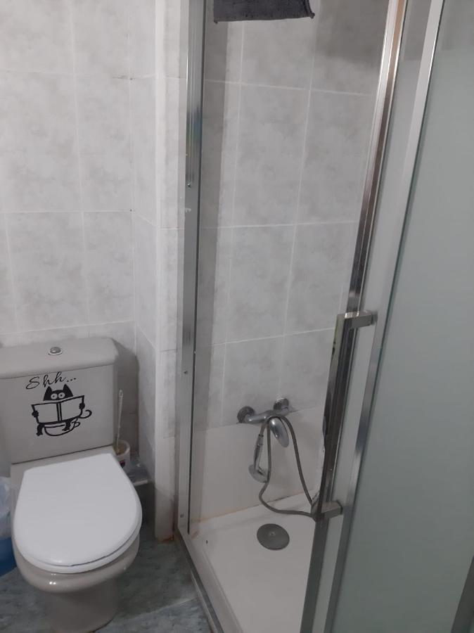 Habitacion Grande En Piso Compartido Con 2 Adultos Y 1 Perrito Valencia Exterior foto