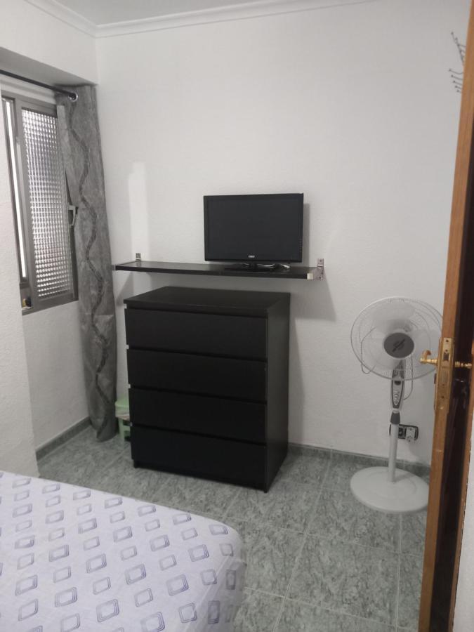 Habitacion Grande En Piso Compartido Con 2 Adultos Y 1 Perrito Valencia Exterior foto